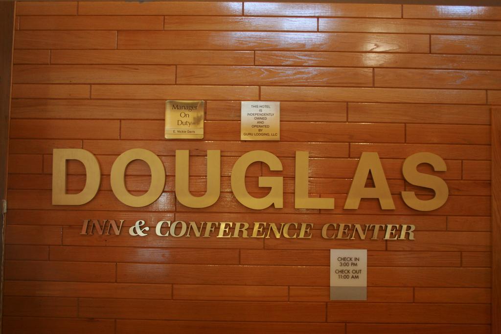 Douglas Inn And Conference Center Exteriör bild